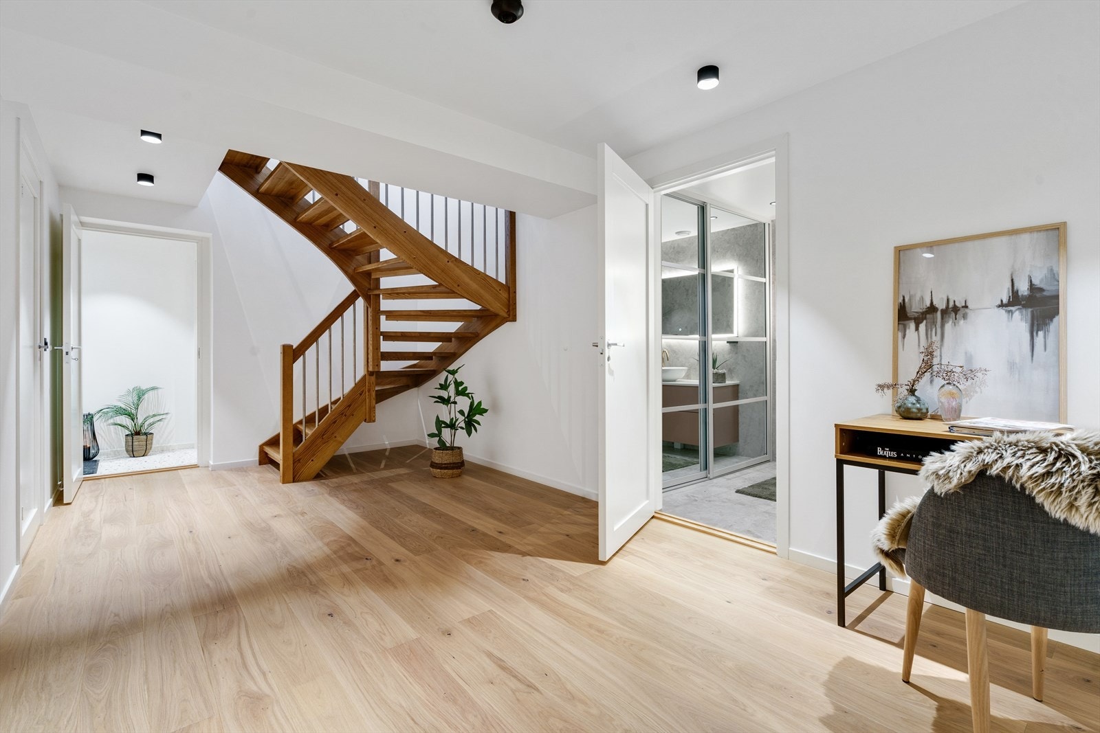 I etasjen under finner man gang/stue, to bad, to soverom og bod som er innredet til oppholdsrom (ikke godkjent) Galleribilde