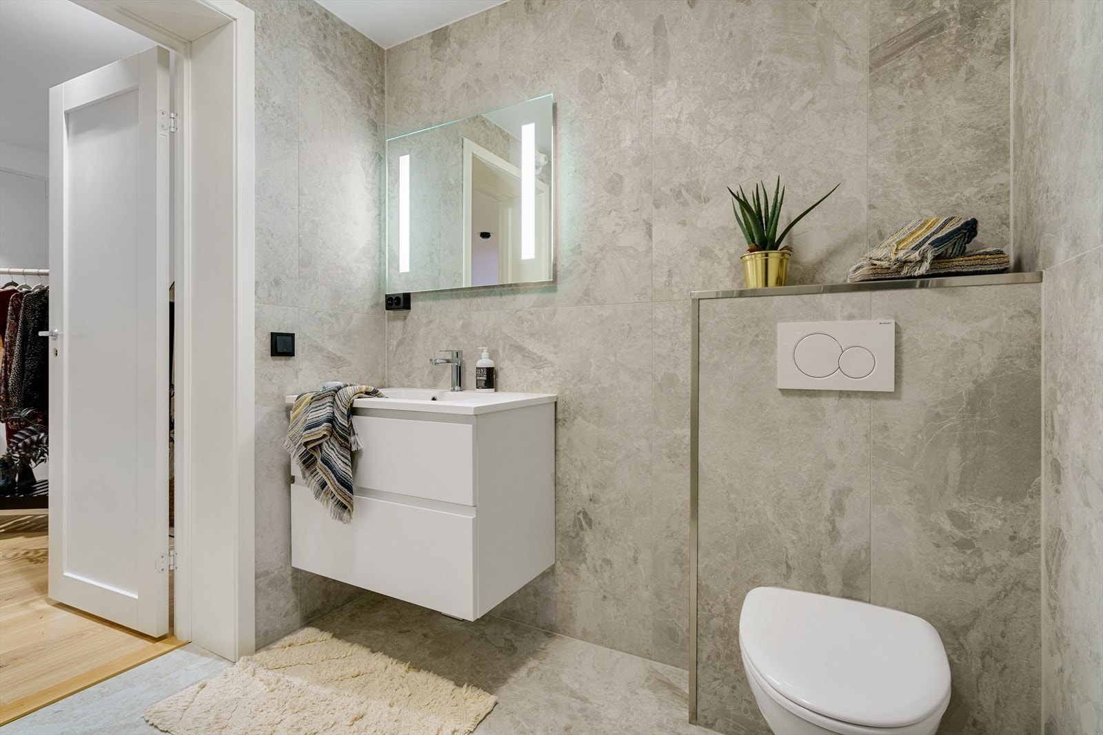 Det minste badet er utført med moderne store fliser på både gulv og vegger (vannbåren gulvvarme) Galleribilde