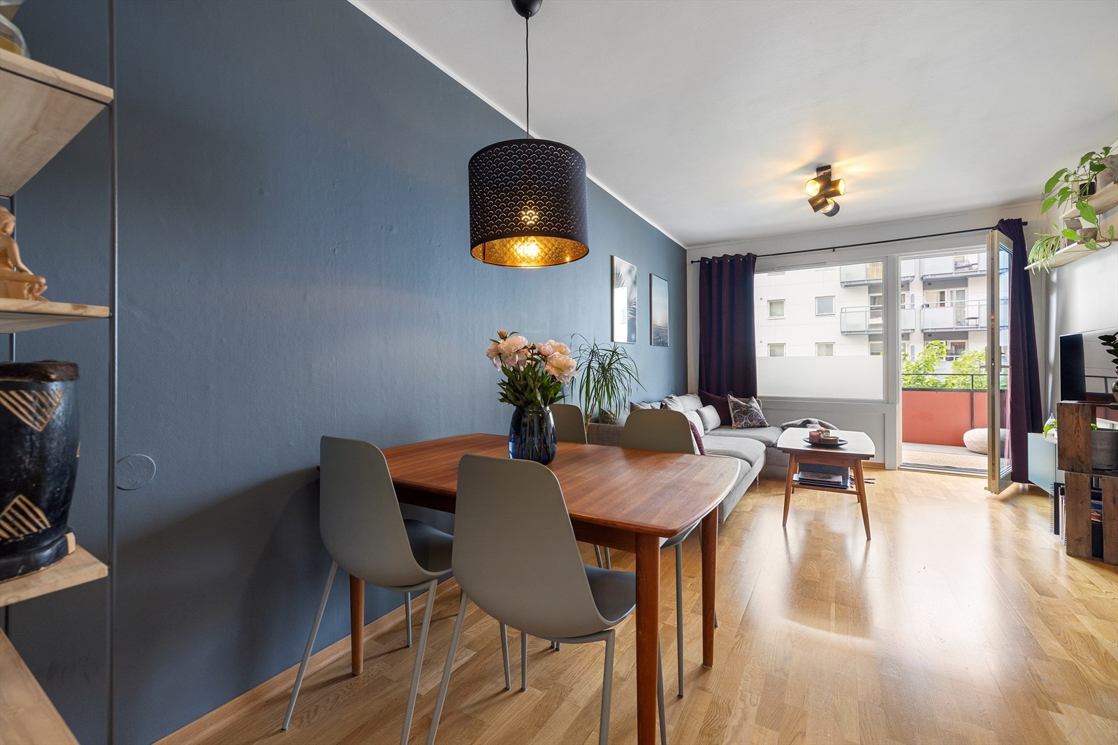 Store vindusflater og balkongdør sikrer godt innslipp av naturlig lys Galleribilde