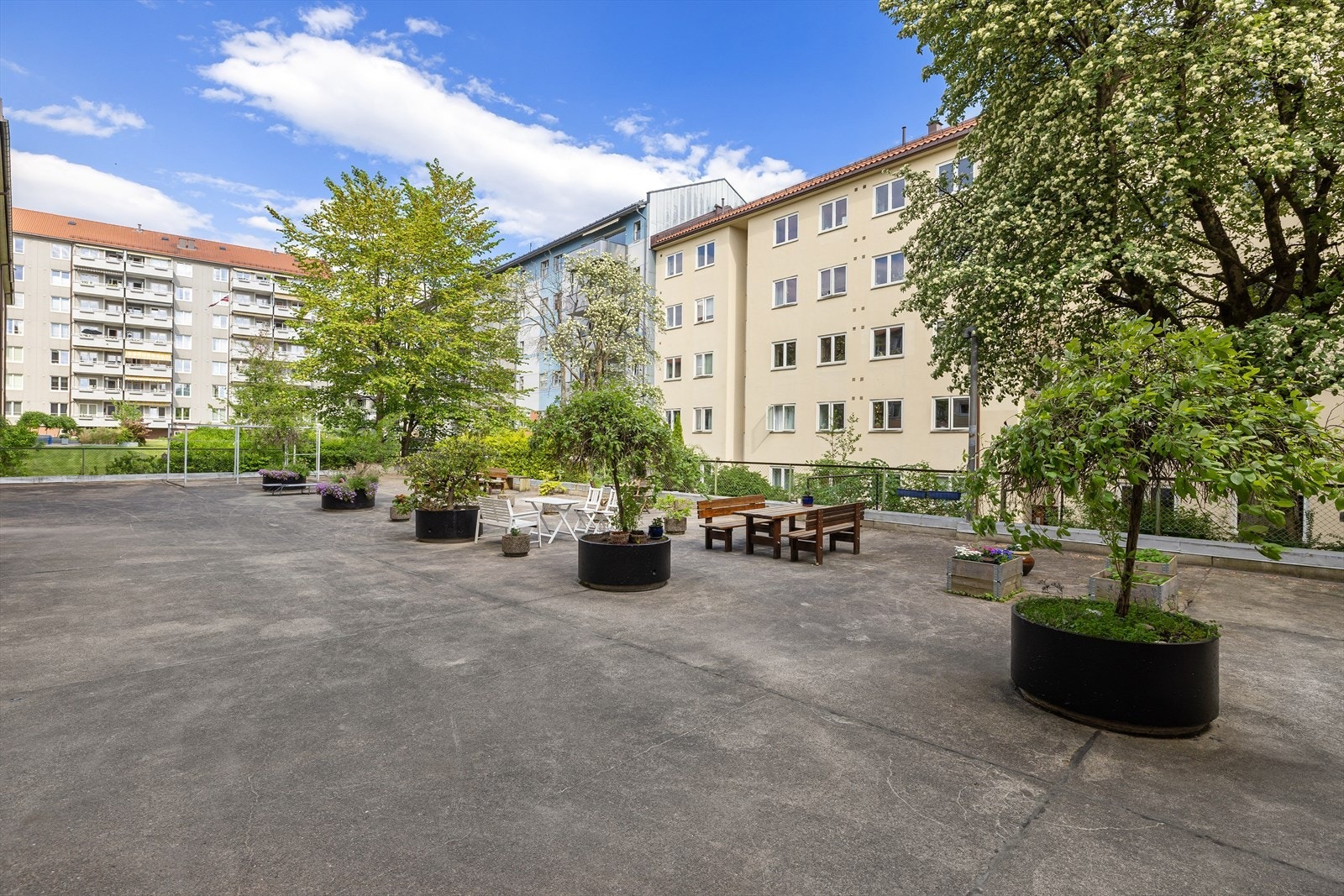 I bakgården er det flere sittegrupper og beplantning Galleribilde