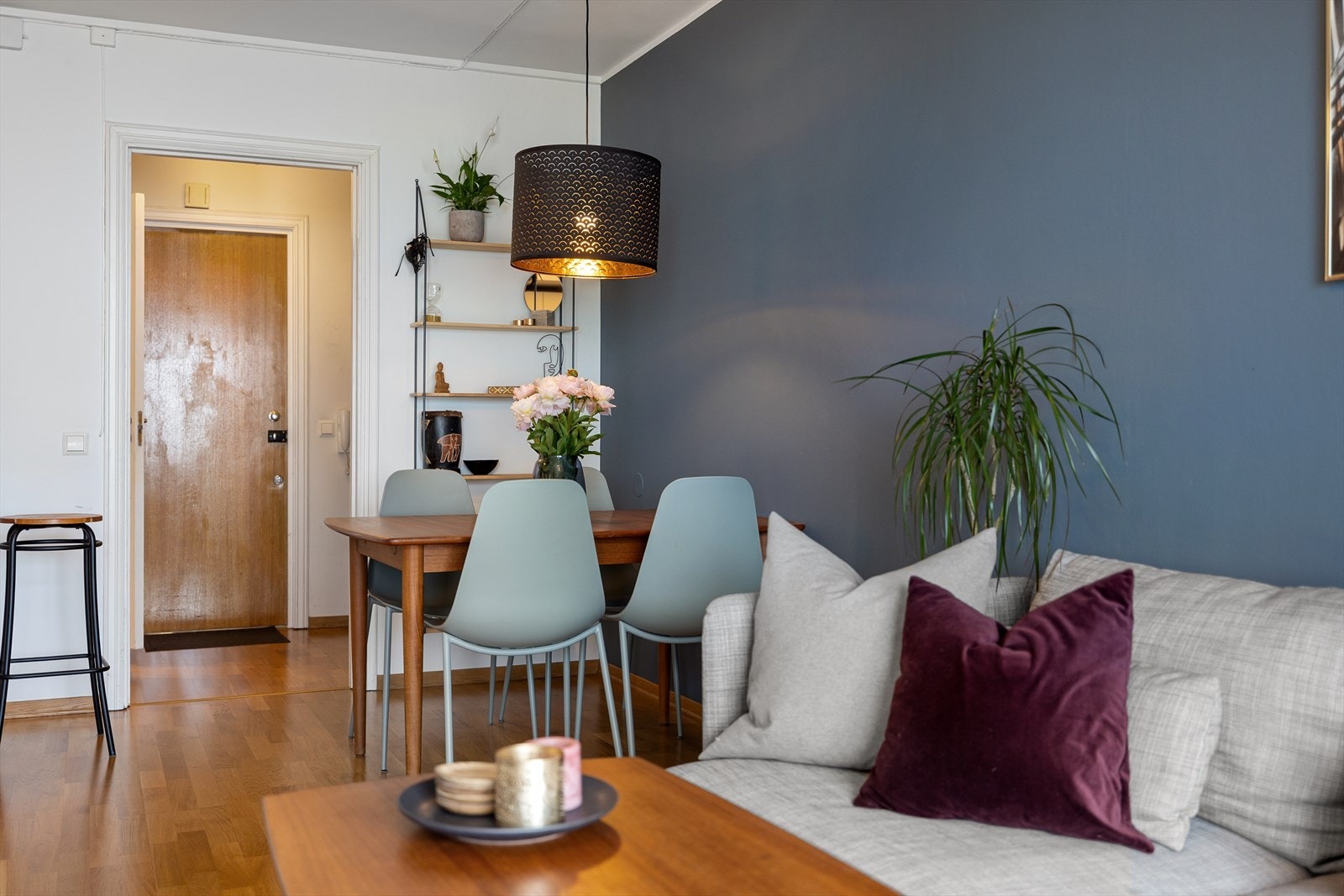 Naturlig plassering av spisebordet med god tilknytning til kjøkkenet Galleribilde