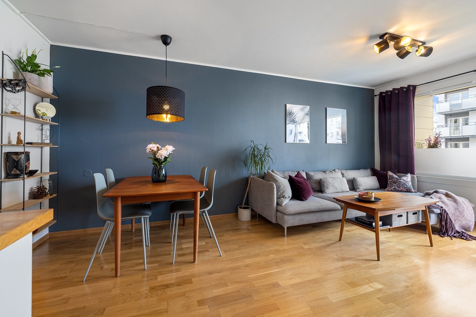 Leiligheten har en arealeffektiv stue med god plass til både sofagruppe med tilhørende stuemøblement og spisebord Galleribilde