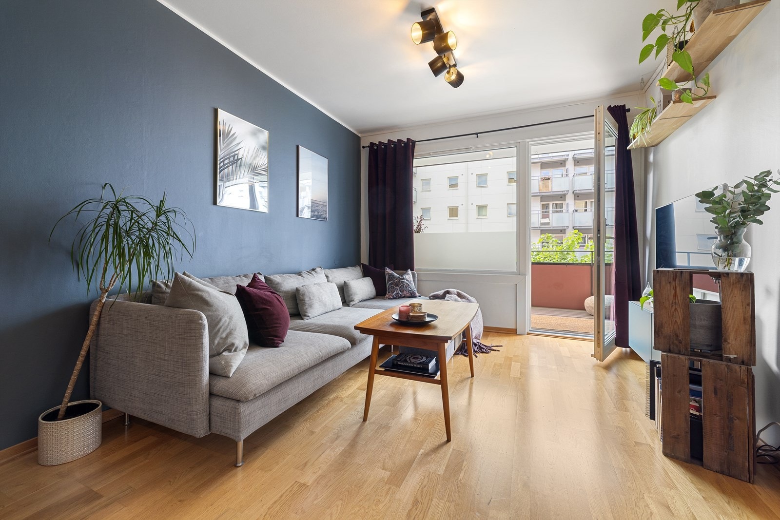 Leiligheten ligger i 2. etasje og inneholder entré, kjøkken, stue, bad og soverom Galleribilde