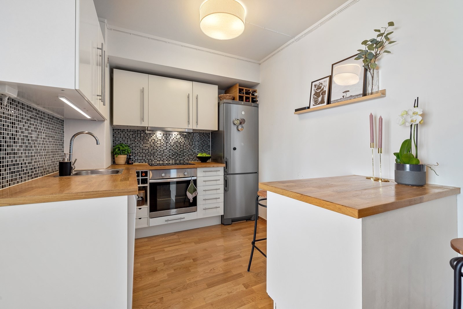 Pent, skjermet kjøkken med masse lagringsplass og barløsning Galleribilde