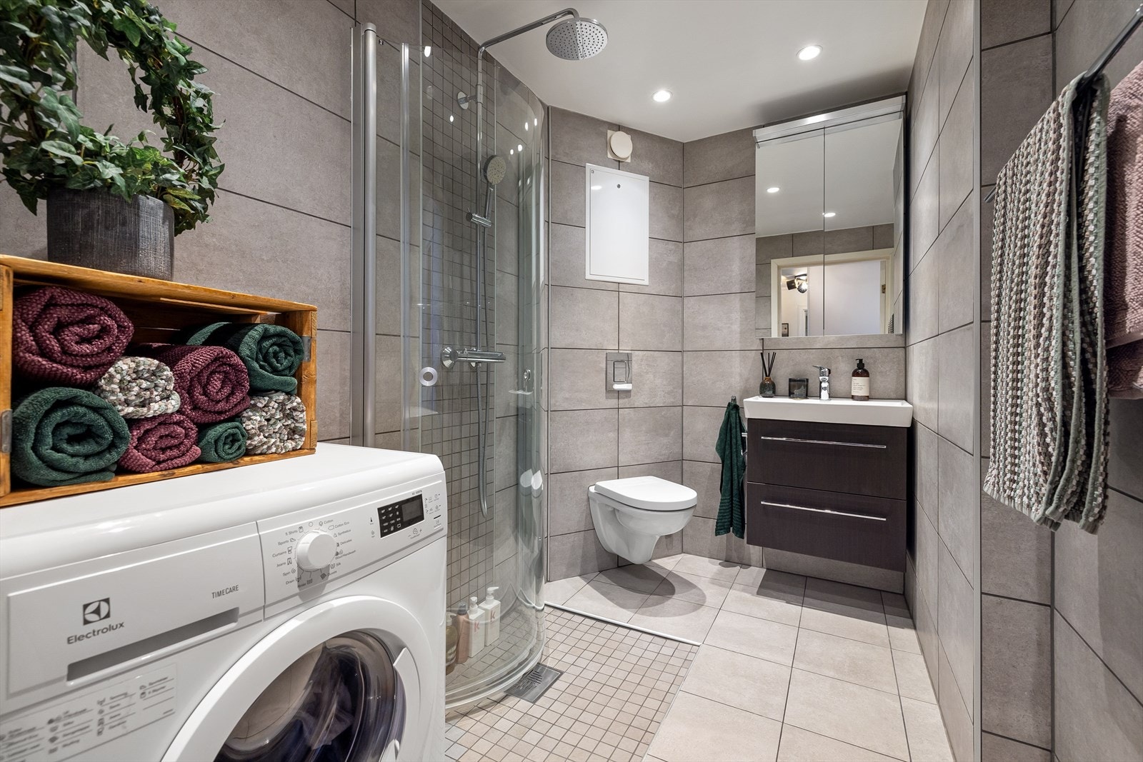 Stilsikkert, nyere bad med flislagte overflater, downlights i himling og behagelig gulvvarme. Det er opplegg for vaskemaskin Galleribilde