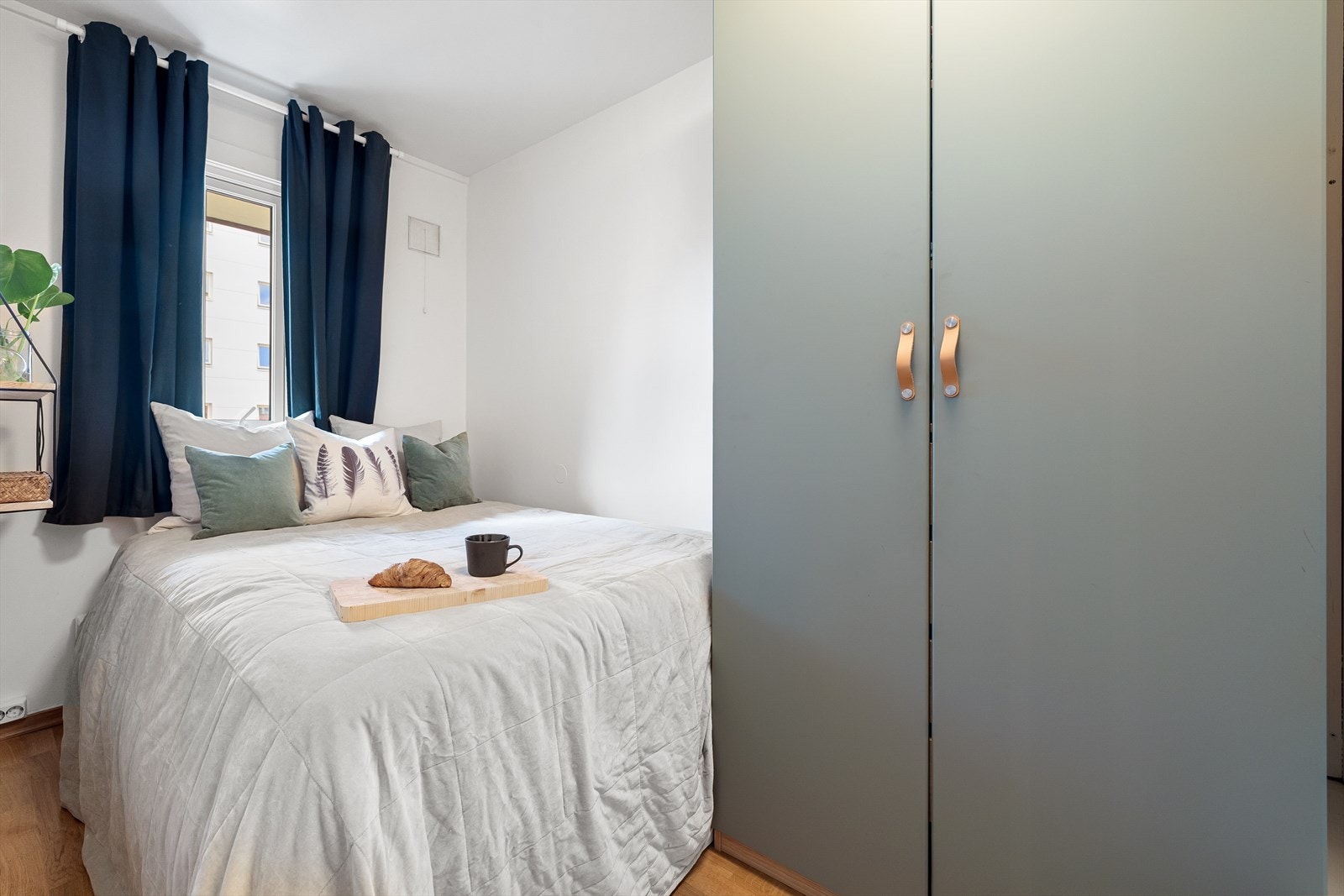 På soverommet er det god plass til dobbeltseng, nattbord og garderobeskap Galleribilde