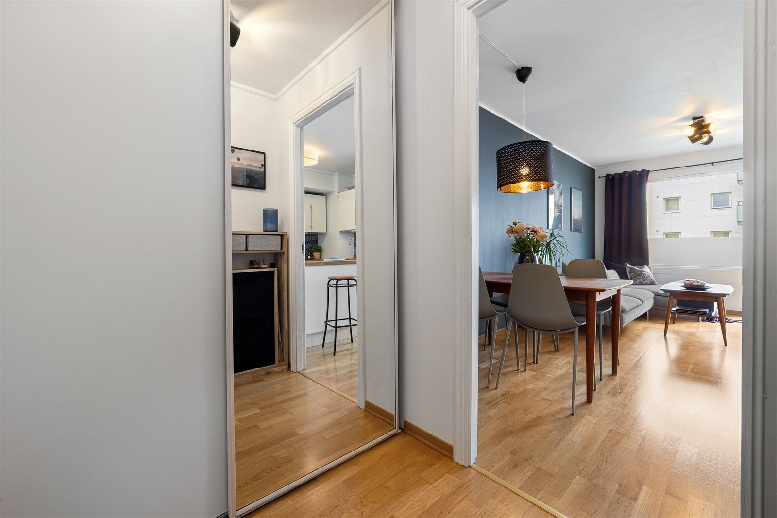 I gangen er det skyvedørsgarderobe for oppbevaring av sko og yttertøy. Velkommen inn! Galleribilde