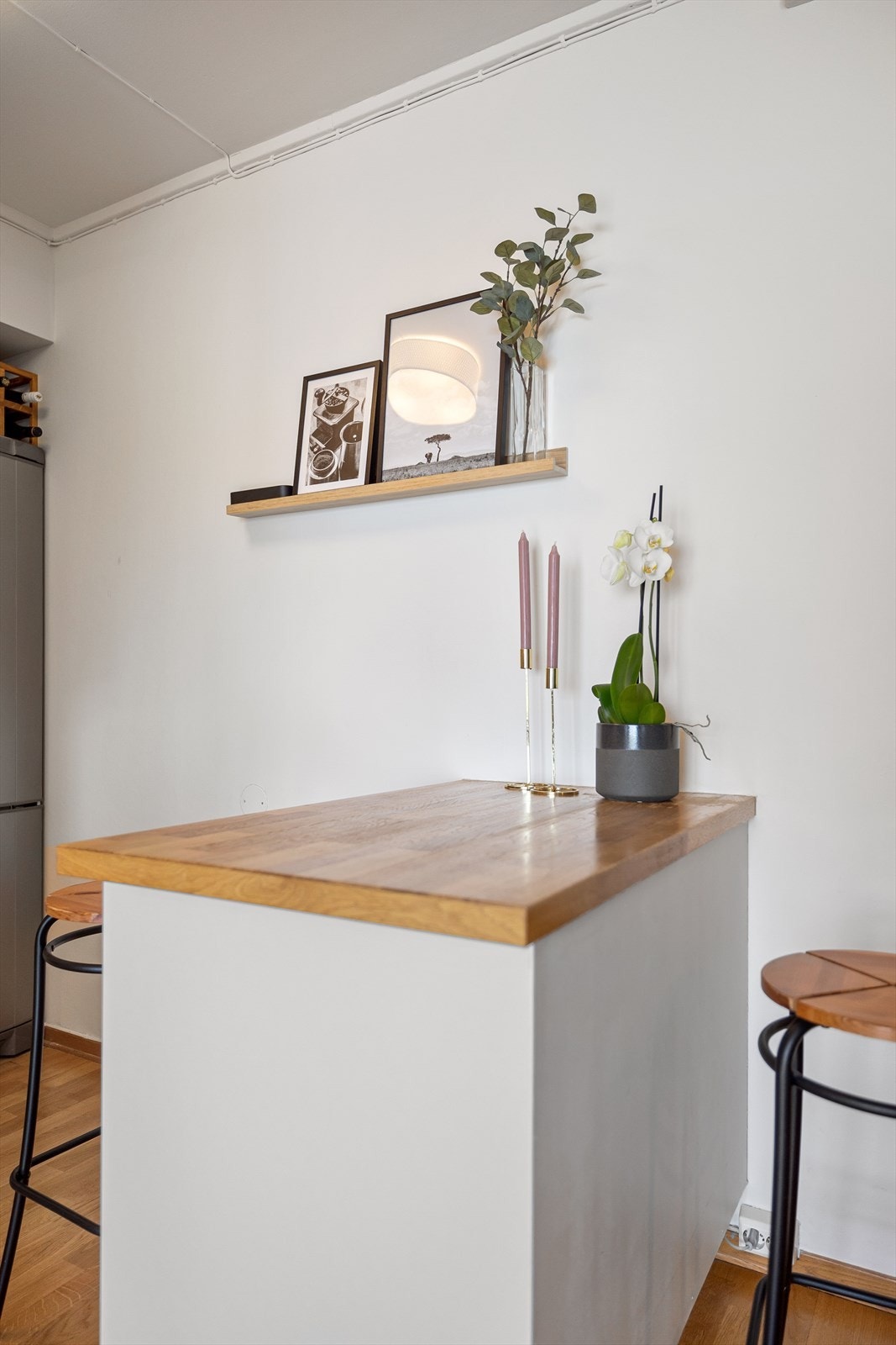 Det er integrert stekeovn og platetopp samt frittstående oppvaskmaskin og kjøl/fryseskap Galleribilde