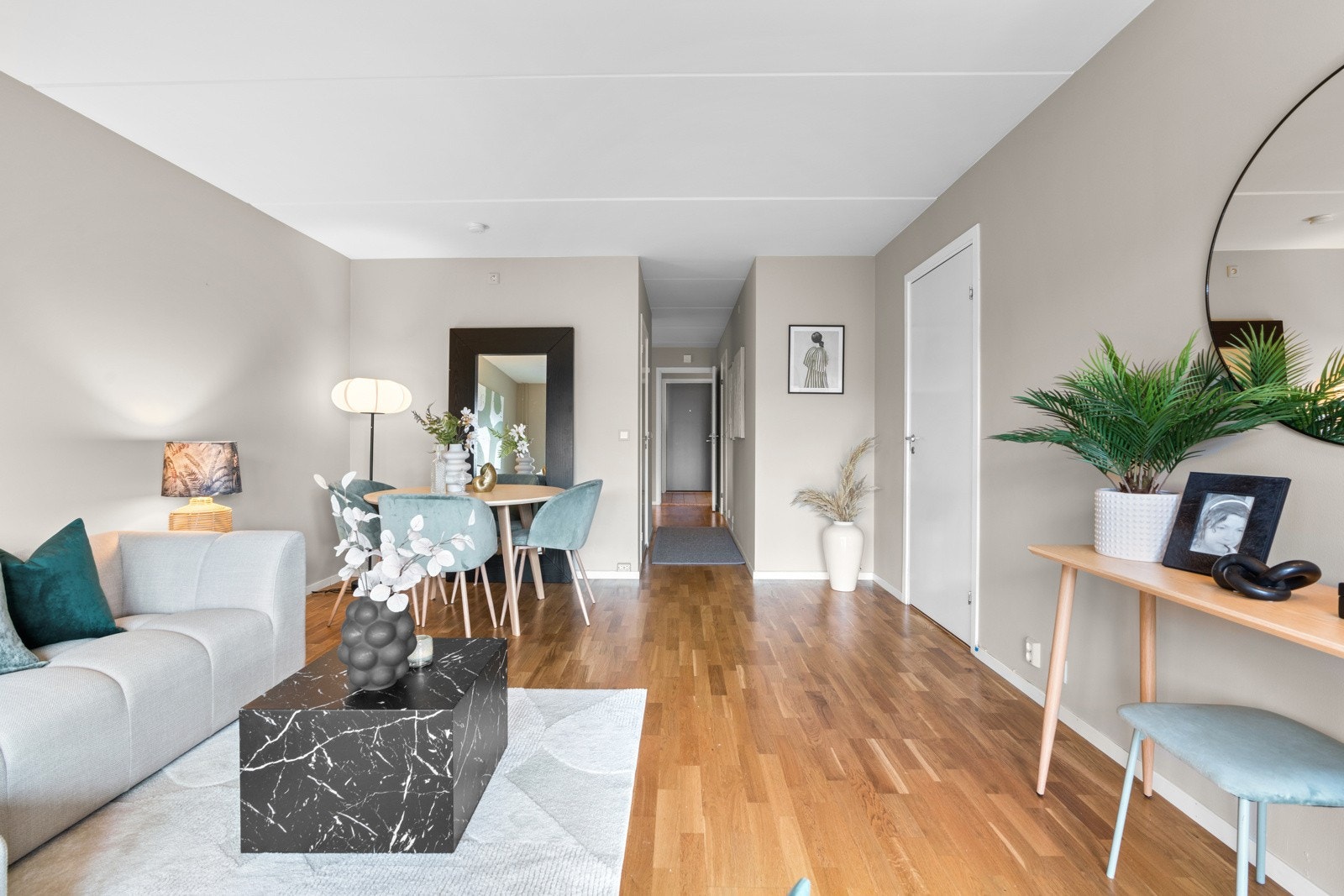 God plass for både stor sofa, spisebord og tv-løsning i stuen Galleribilde