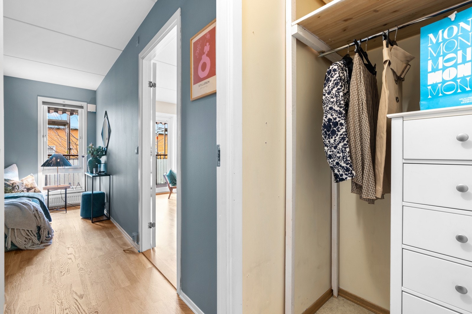 Soverommet har direkte inngang til praktisk bod med oppheng Galleribilde