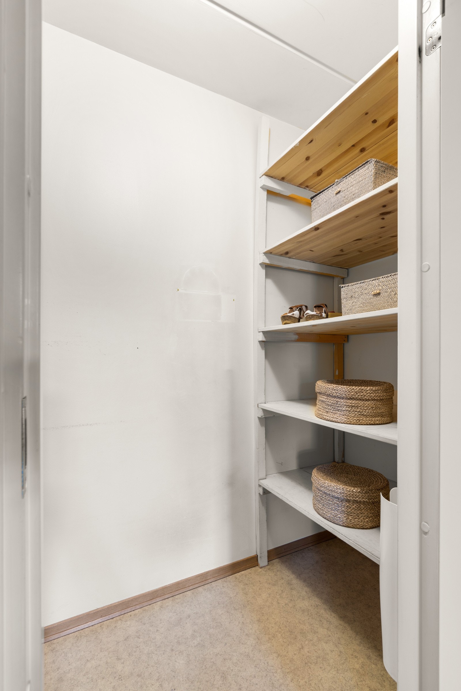 Boden har også hylleløsning, her kan du innrede som walk-in-closet Galleribilde
