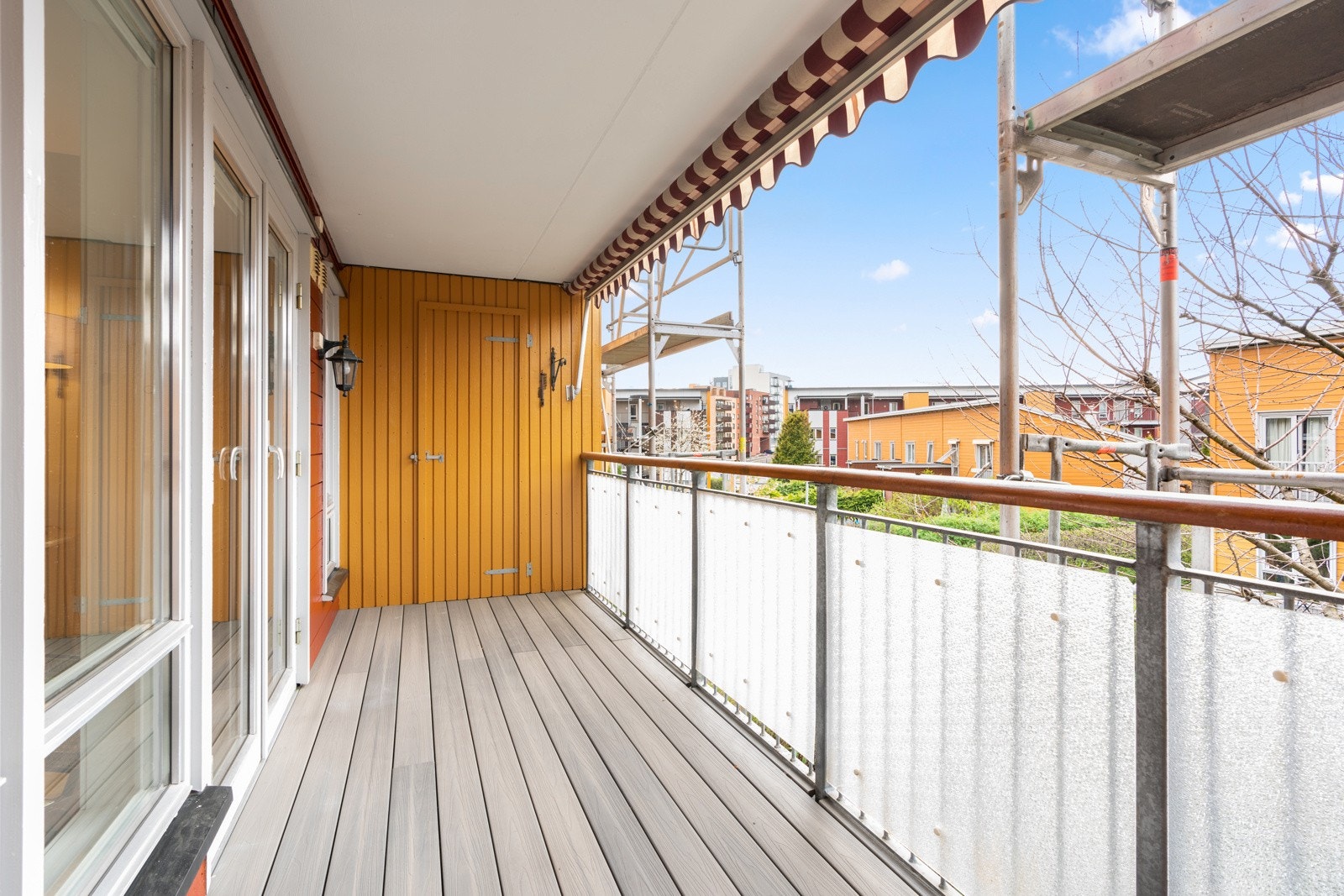Balkongen har markise og borettslaget har nylig malt veggflatene Galleribilde
