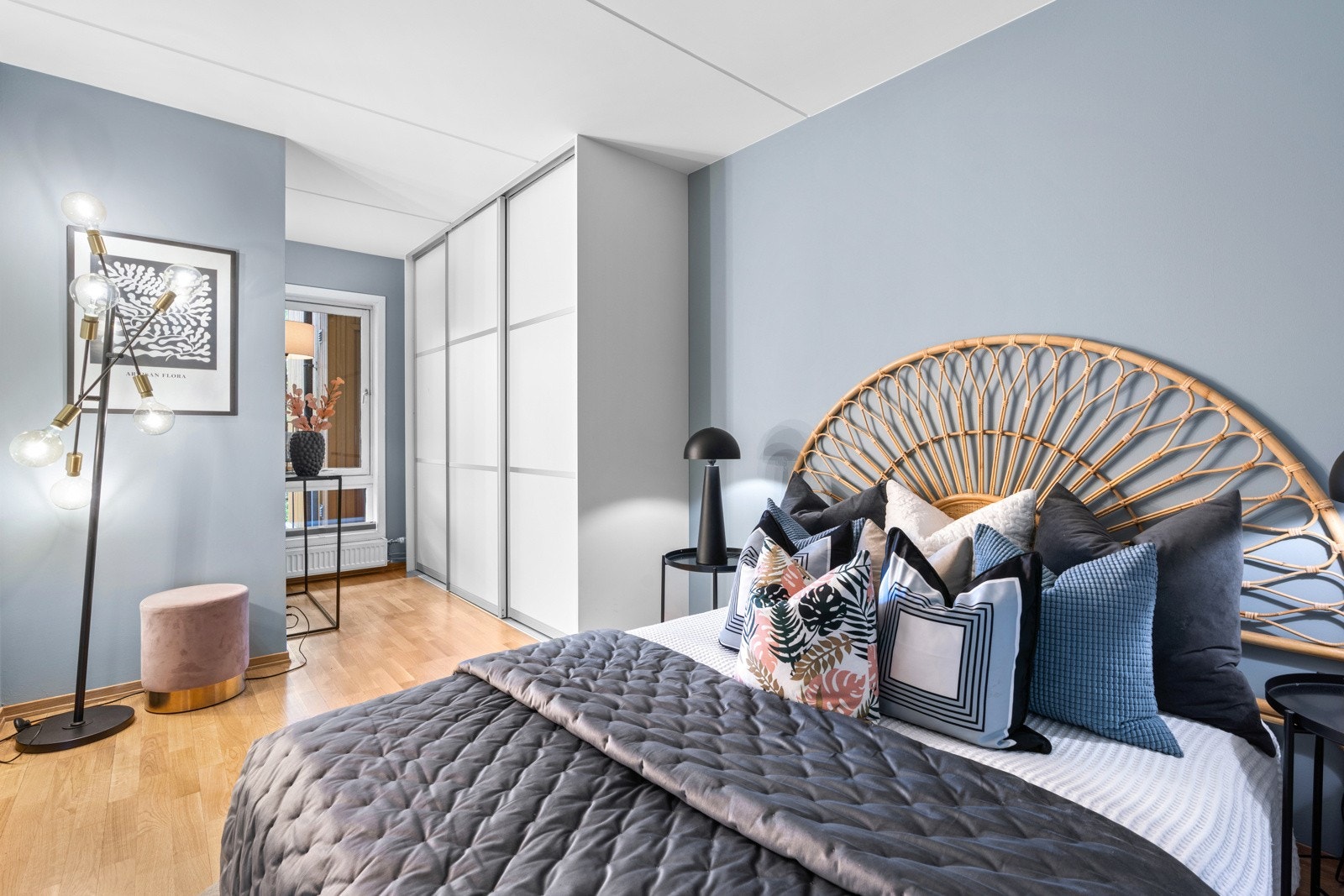 Hovedsoverommet har plass for stor dobbeltseng, hjemmekontor og medfølgende skyvedørsgarderobe Galleribilde