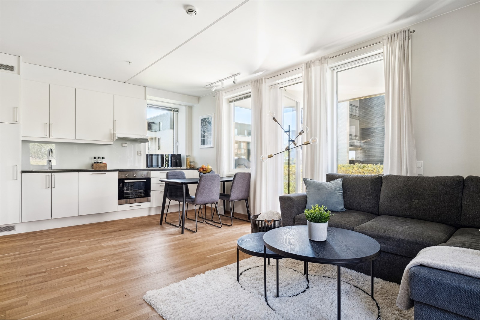 Stuen har utgang til romslig og overbygd markterrasse. Galleribilde