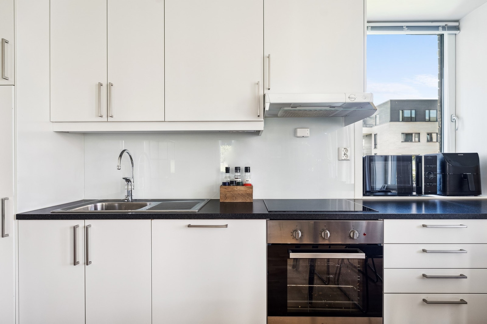 Kjøkkenet er utstyrt med integrert oppvaskmaskin, platetopp, stekeovn og kjøl/ frys Galleribilde