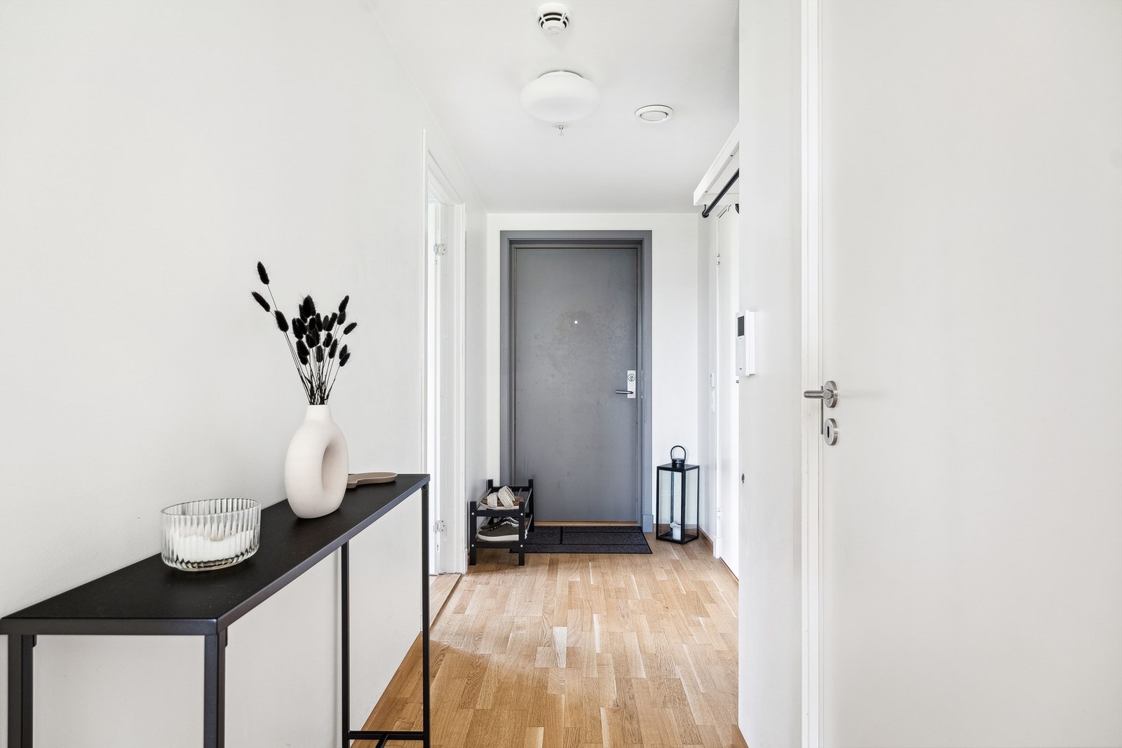 Du ønskes velkommen via en lys entrè med fin plass for oppbevaring av ytterbekledningen. Galleribilde