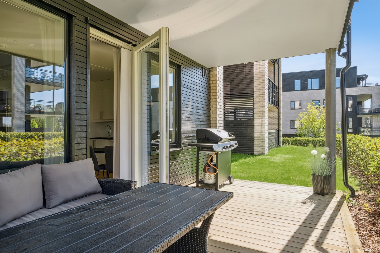 Fra stuen er det utgang til en romslig og overbygd markterrasse, perfekt for avslapning og sosiale sammenkomster. Galleribilde