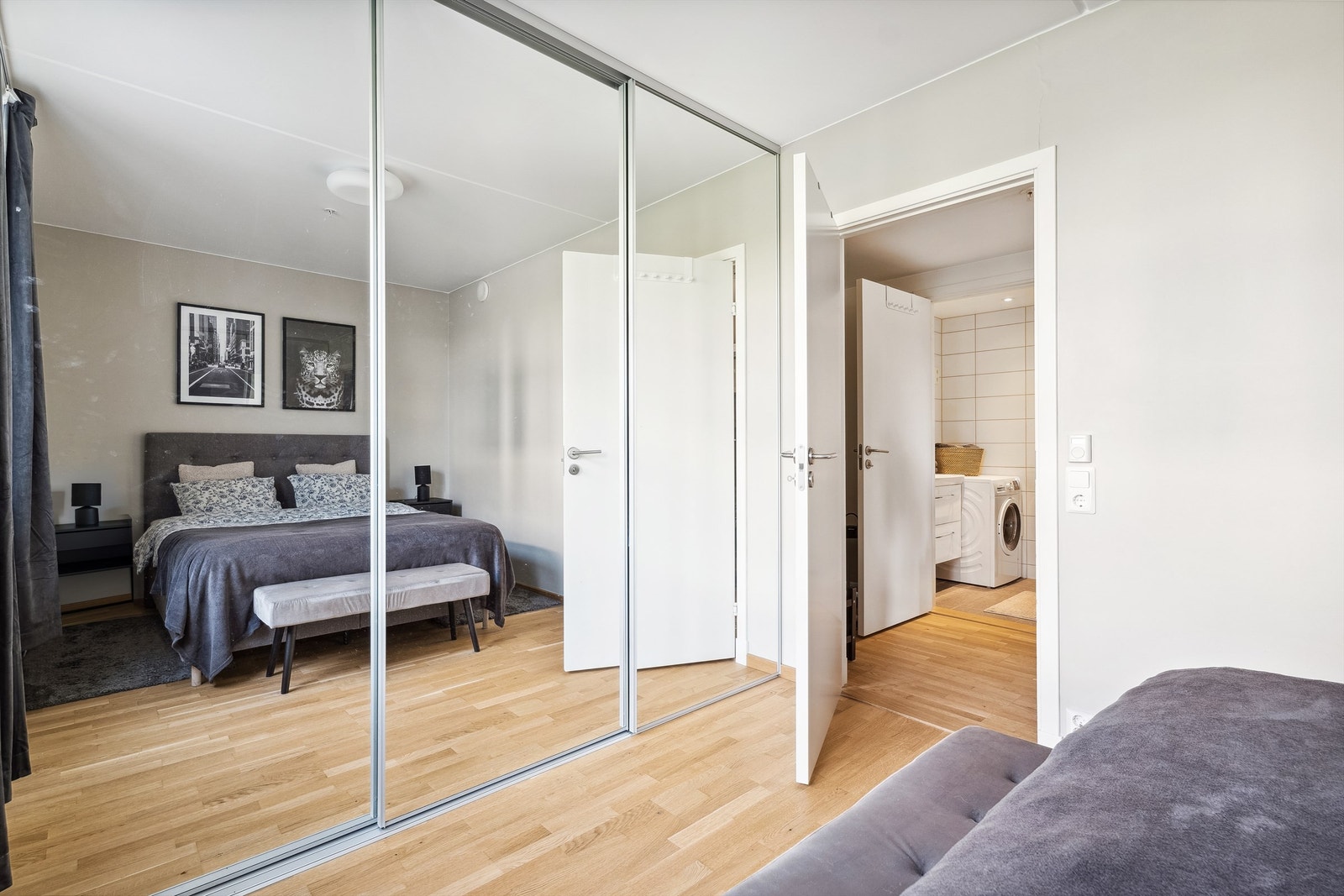 Soverommet er utstyrt med praktisk skyvedørsgarderobe med speildører. Galleribilde