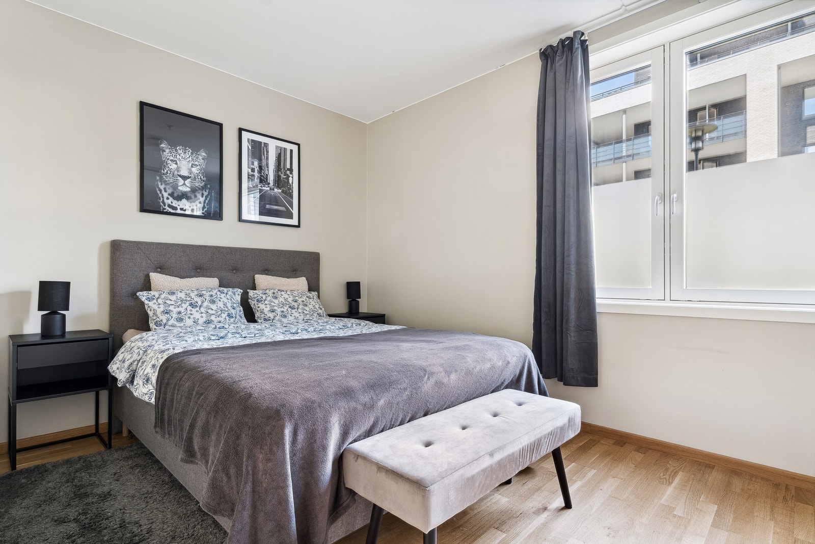 Romslig soverom med god plass for dobbeltseng. Galleribilde