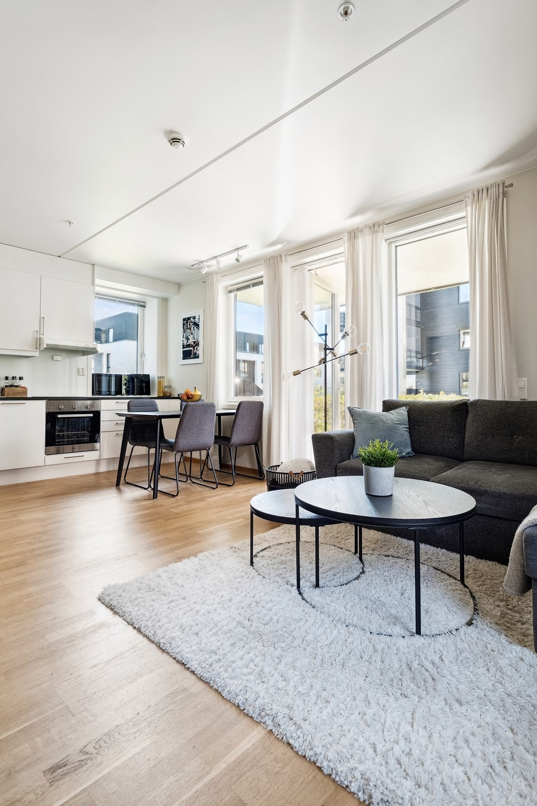 Åpen løsning mellom stue og kjøkken, som skaper en lys og luftig atmosfære. Galleribilde