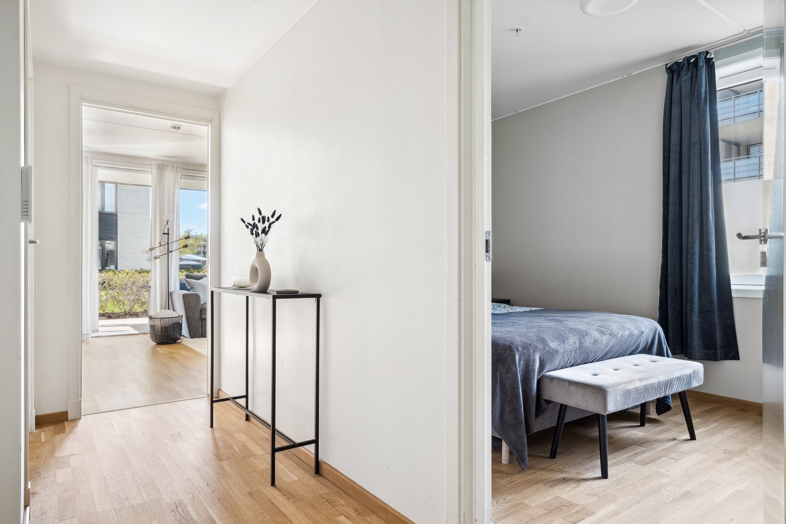 Videre består denne arealeffektive leiligheten av et flislagt baderom, romslig soverom, praktisk bod og åpen løsning mellom stue og kjøkken. Galleribilde