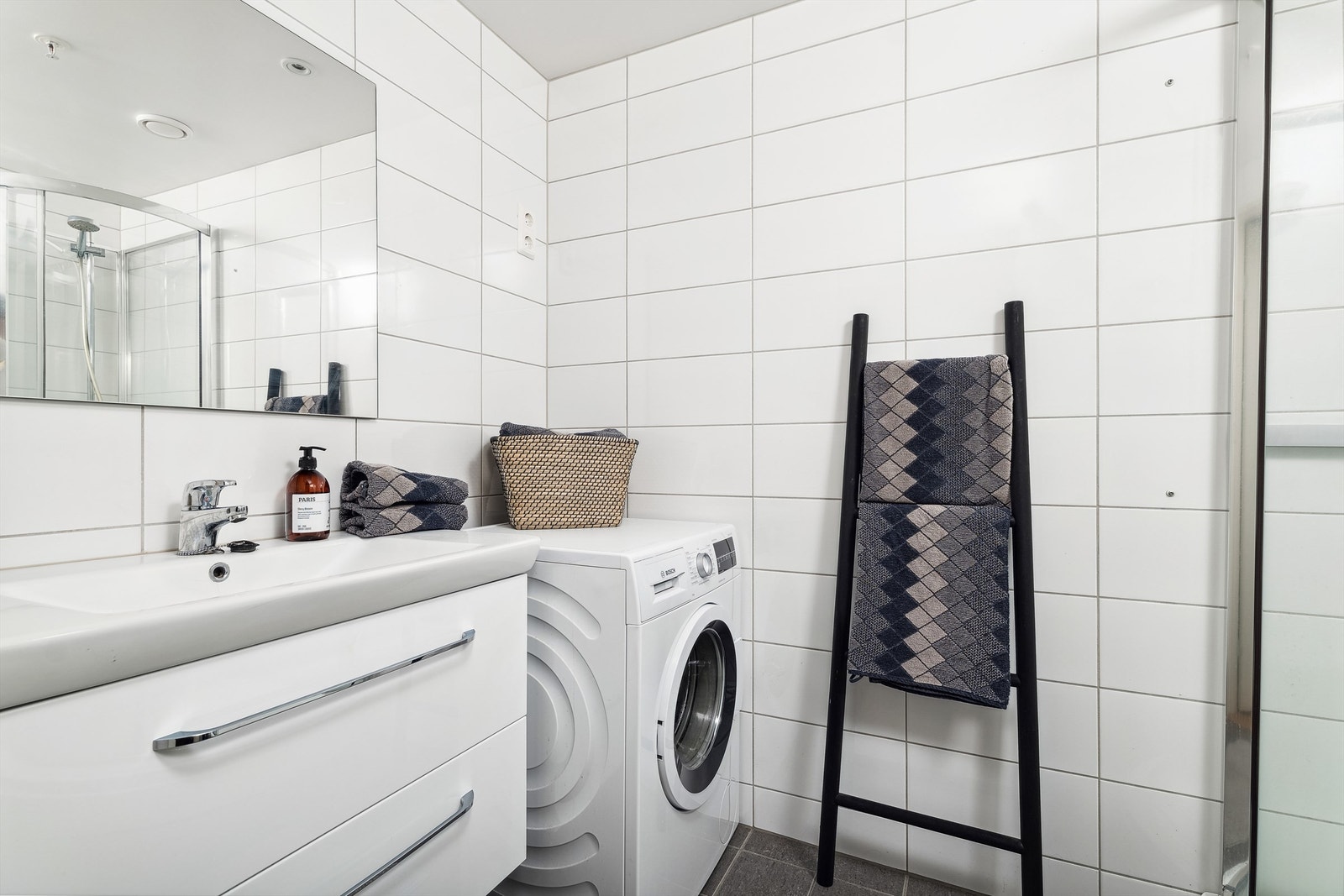 Lyst og pent bad med gulvvarme. Galleribilde