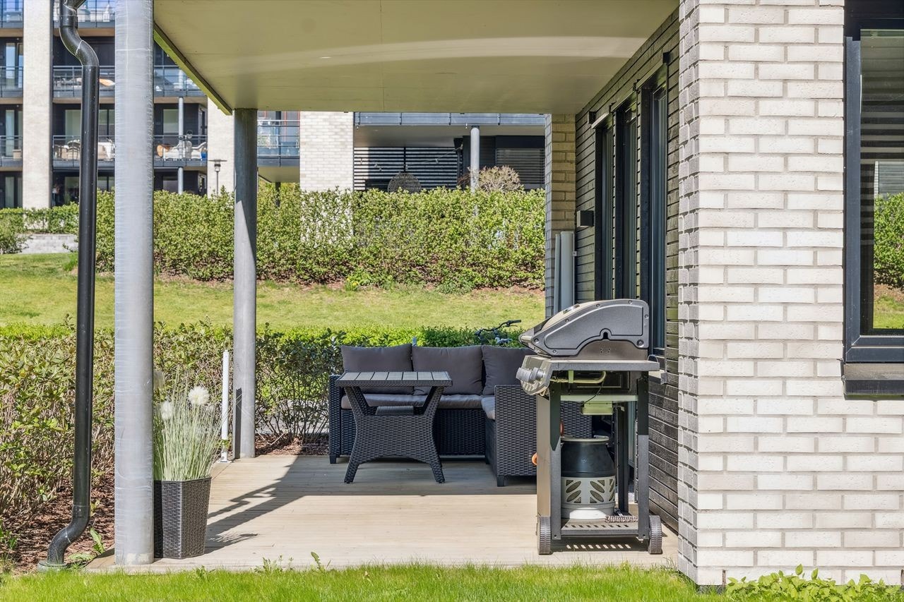 Balkongen er overbygd med plass for utemøblement Galleribilde