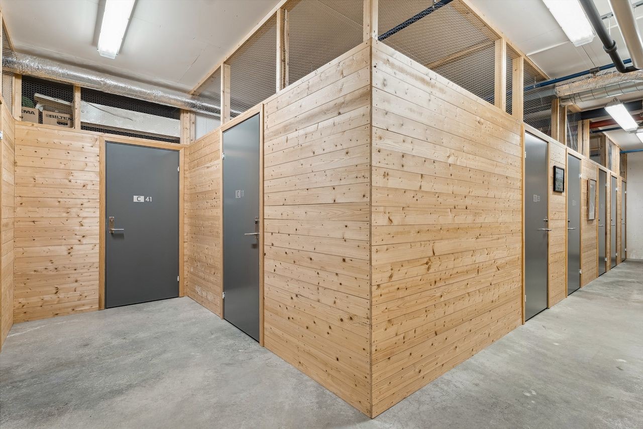 Med leiligheten følger det privat kjellerbod. Galleribilde