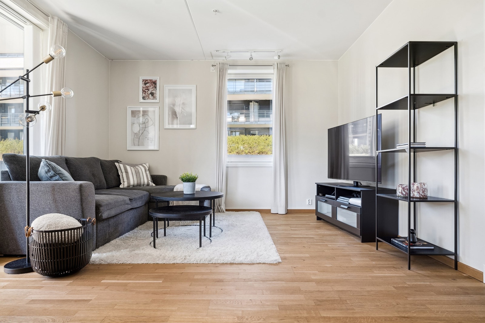 Stuen er lys og trivelig med god plass for romslig sofamøblement. Galleribilde