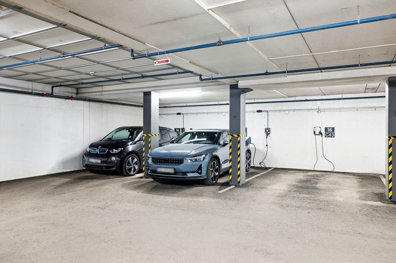 Privat parkeringsplass i felles garasjekjeller med elbil-lader Galleribilde