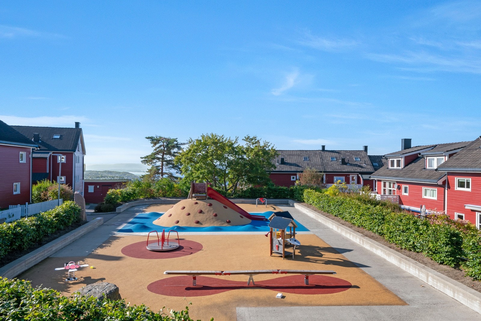Leiligheten ligger i et naturskjønt boligområde, i umiddelbar nærhet til fine turområder innover i marka og med kort vei inn til sentrum. Galleribilde
