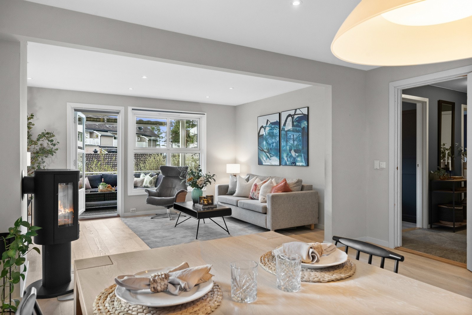 Stuen har varmematter under et nyere enstavs parkett fra 2021, glatte, lysmalte vegger, listefritt tak med downlights og en dør med glassfelt mot entreen. Galleribilde