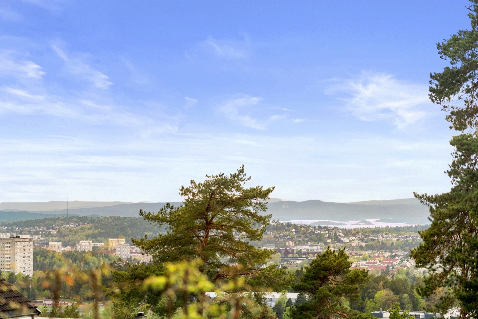 Hellerudgrenda 107A er en attraktiv 3-roms hjørneleilighet på 75 kvm, med medfølgende garasjeplass, gode solforhold og flott utsikt over Oslo. Galleribilde