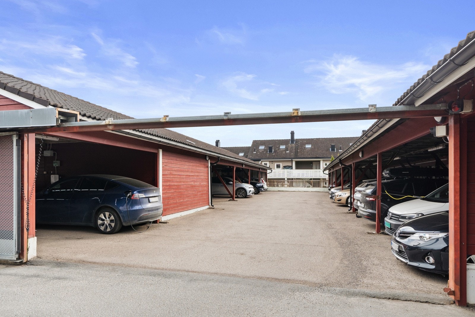 Det medfølger parkeringsplass i felles garasjeanlegg, merket nr. 198. Klargjort for el-bil lader. Galleribilde