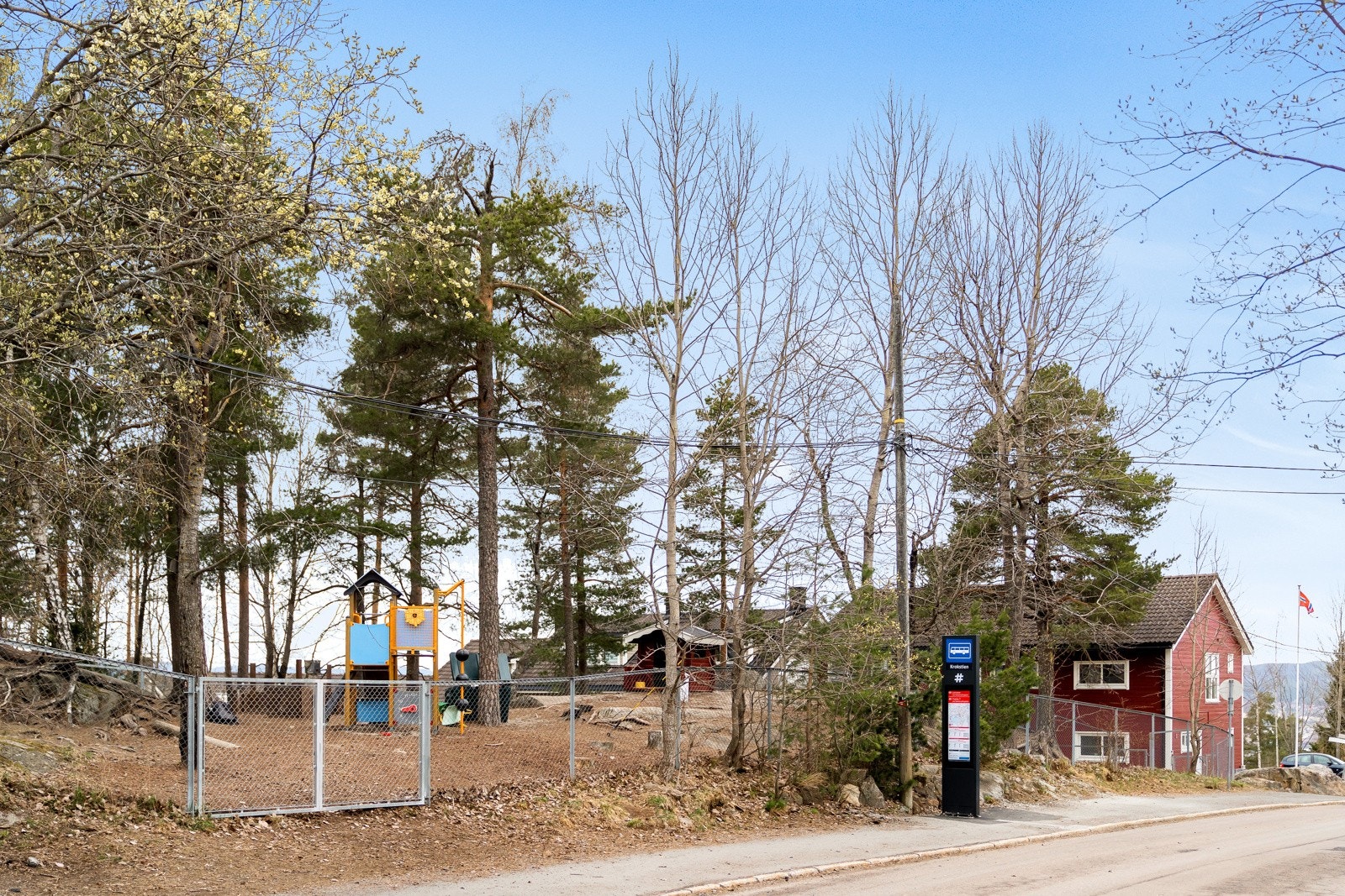 Nærmeste bussholdeplass er Krokstien med busslinje 69 som ligger kort gange fra boligen, og tar deg til Tveita og Tveita senter med flere buss- og T-baneforbindelser. Galleribilde