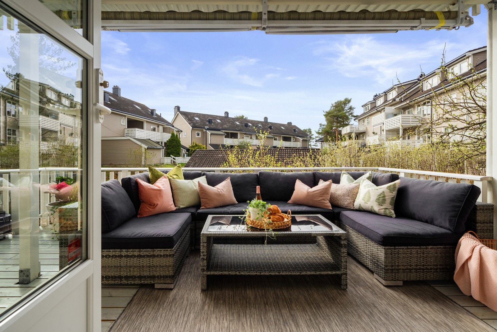 Fra stuen er det utgang til en stor terrasse på ca. 30 kvm, med både en overbygd del og en åpen del. Galleribilde
