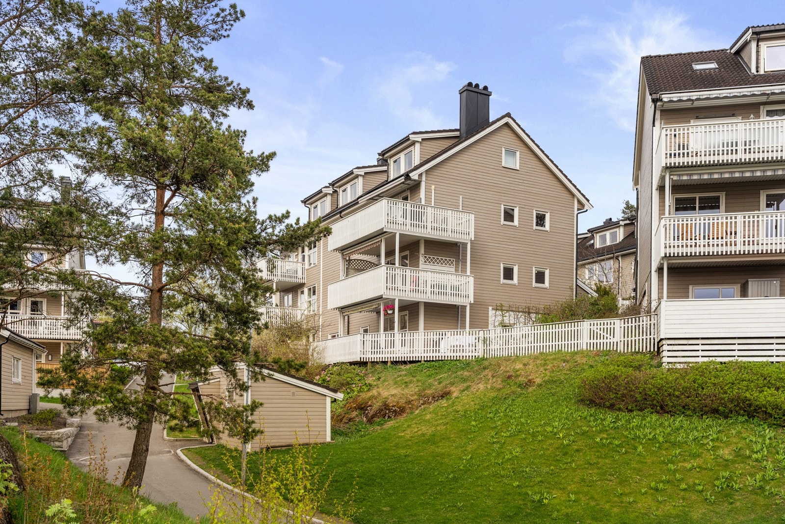 Leiligheten ligger flott plassert på enden i et attraktivt og barnevennlig boligområde på Hellerudtoppen, med gangavstand til skoler, barnehager, offentlig kommunikasjon og servicetilbud. Galleribilde