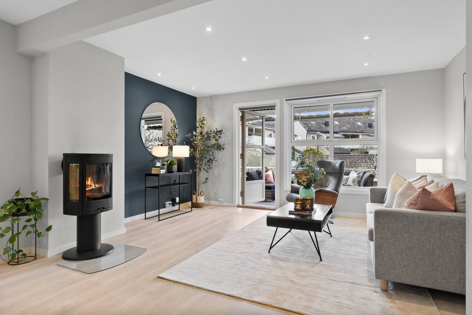 Stuen er lys og pen, med åpen løsning til kjøkkenet i den ene enden, og utgang til en stor, solfylt terrasse på denne siden. Galleribilde