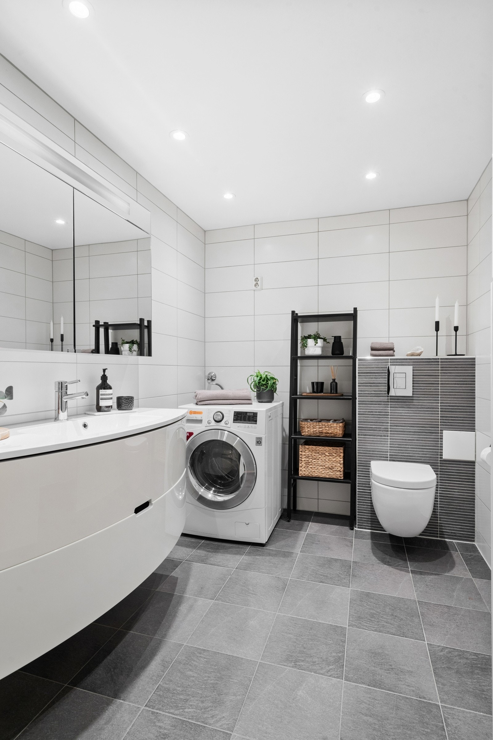 Leiligheten har et pent bad som ble rehabilitert i 2012 av Bademiljø A/S. Badet har gulvvarme og LED downlights fra 2016. Galleribilde