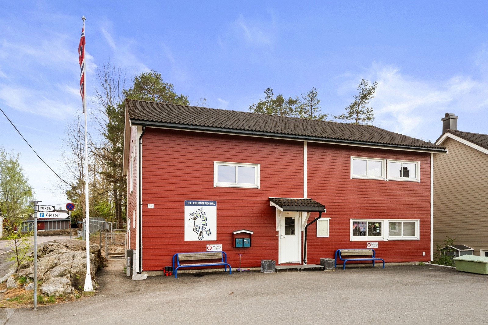 Det er et godt utvalg av både private og kommunale barnehager i området. Andelseiere i borettslaget har fortrinnsrett til Hellerudtoppen barnehage, som ligger på borettslagets område. Galleribilde