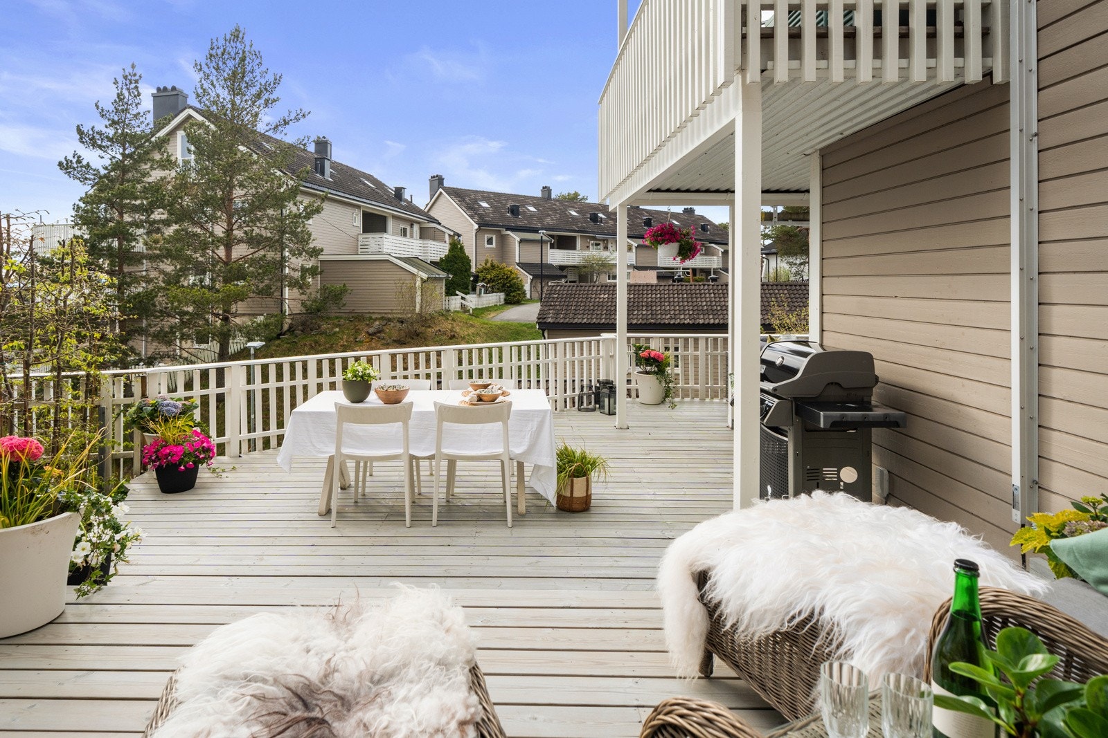 Leiligheten har en stor og flott hjørneterrasse på ca. 30 kvm - her er det god plass til både familie og venner. Galleribilde