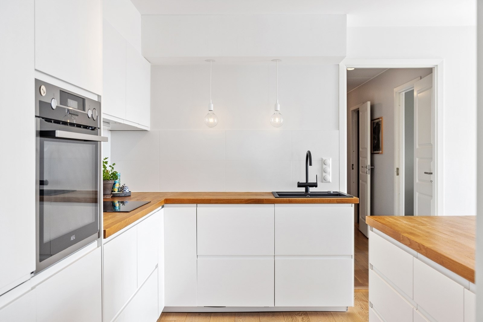 Det er plassert en varmtvannsbereder på ca. 100 liter med Waterguard i benkeskapet på kjøkkenet. Galleribilde