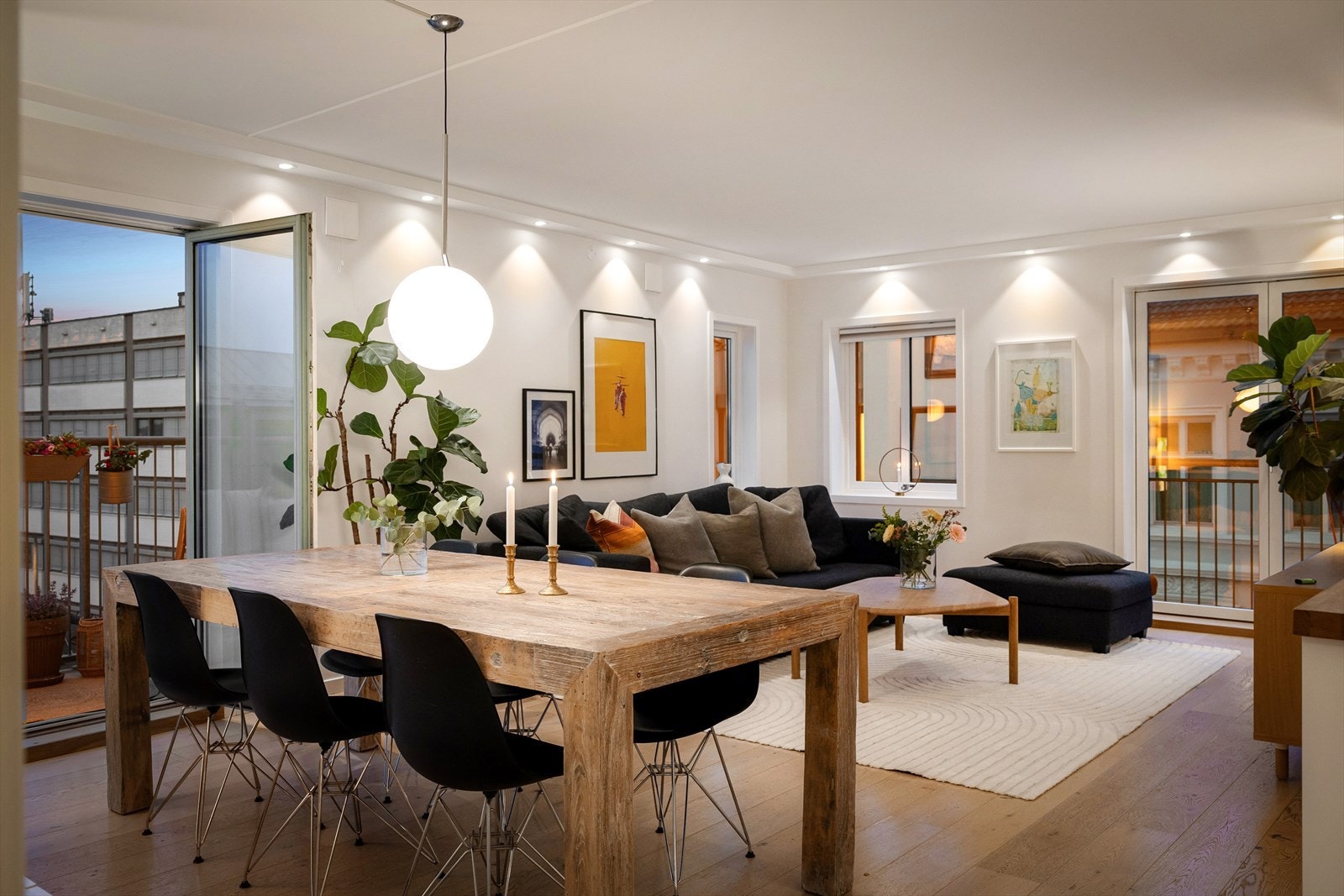 Store balkongdører både mot syd og vest gir godt lysinnslipp og skaper en luftig atmosfære. Galleribilde