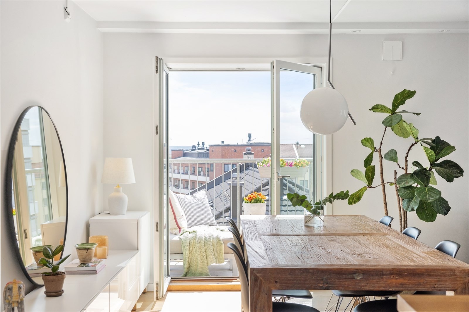 Fra stuen/kjøkken er det utgang til balkong. Galleribilde