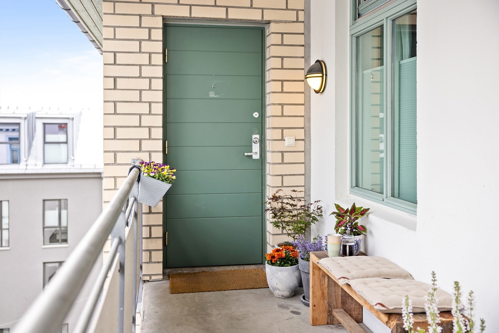 Morgensol i svalgangen, her kan kaffen nytes helt til solen titter frem på balkongen i stuen. Galleribilde