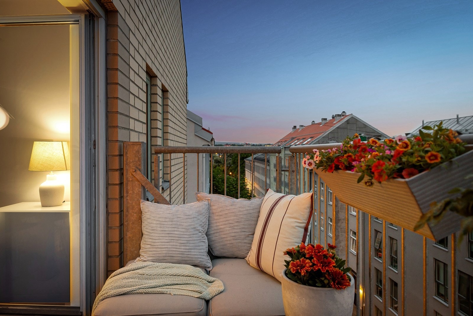 Sydvestvendt balkong i øverste rekke på ca. 3 kvm med sol fra morgen til kveld. Galleribilde