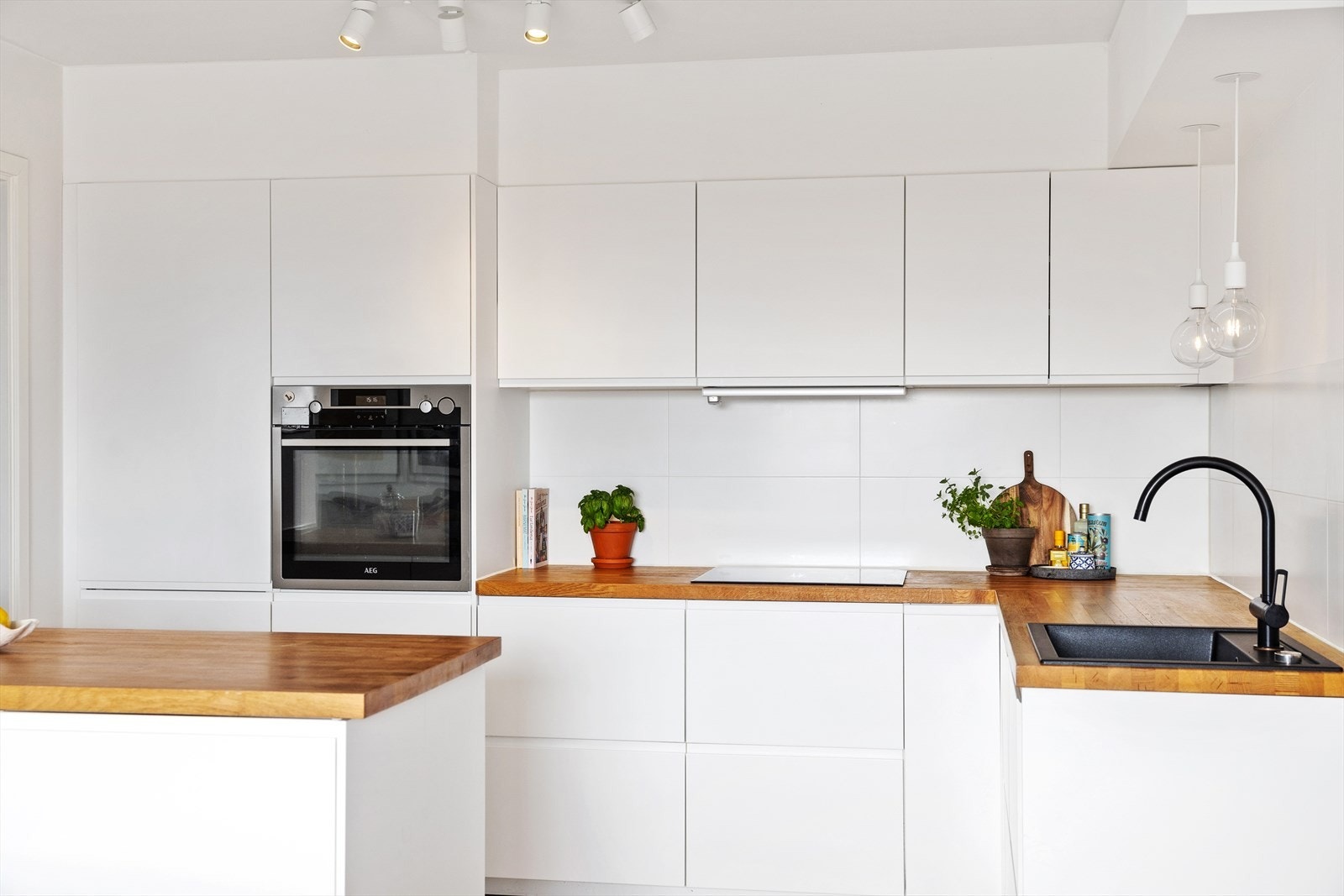 Videre er det integrert induksjonstopp, stekeovn, kjøl/ fryseskap og oppvaskmaskin. Galleribilde