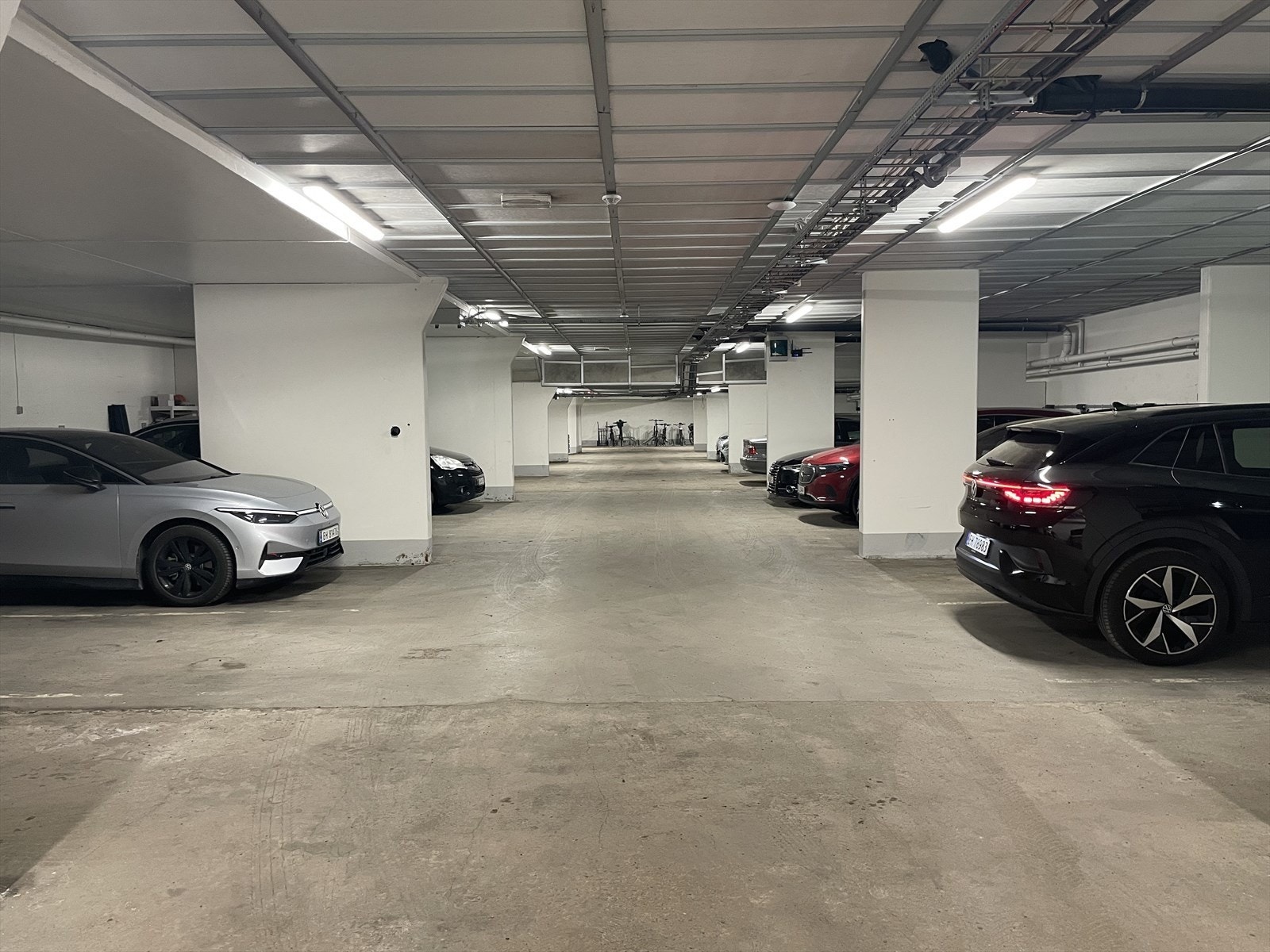 Boligselskapet har 31 garasjeplasser som leies ut. Kostnaden for en plass er kr. 750,- per måned. Galleribilde