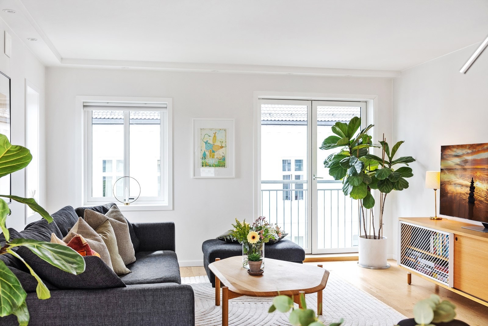 Stuen er lys og luftig med store vindusflater som sørger for rikelig med innslipp av naturlig lys. Galleribilde