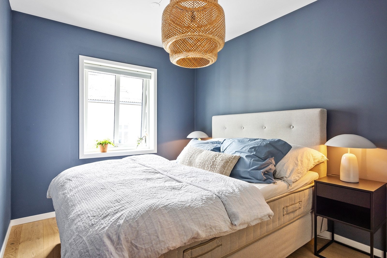 Hovedsoverommet er av god størrelse med plass til dobbeltseng, nattbord og tilhørende møbler. Galleribilde